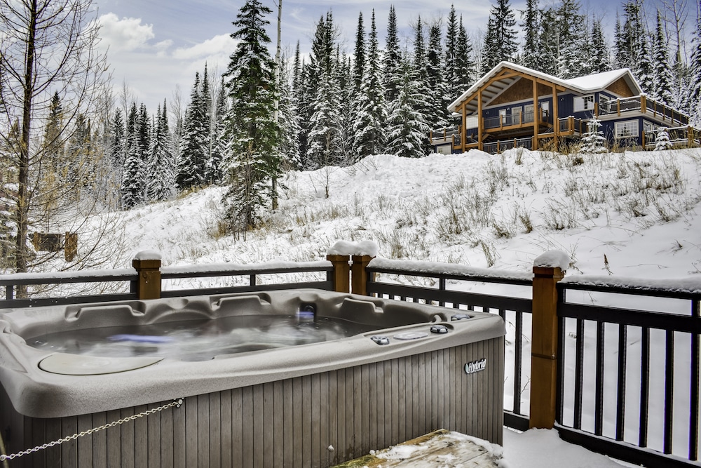 mountain cabin rental property with hot tub